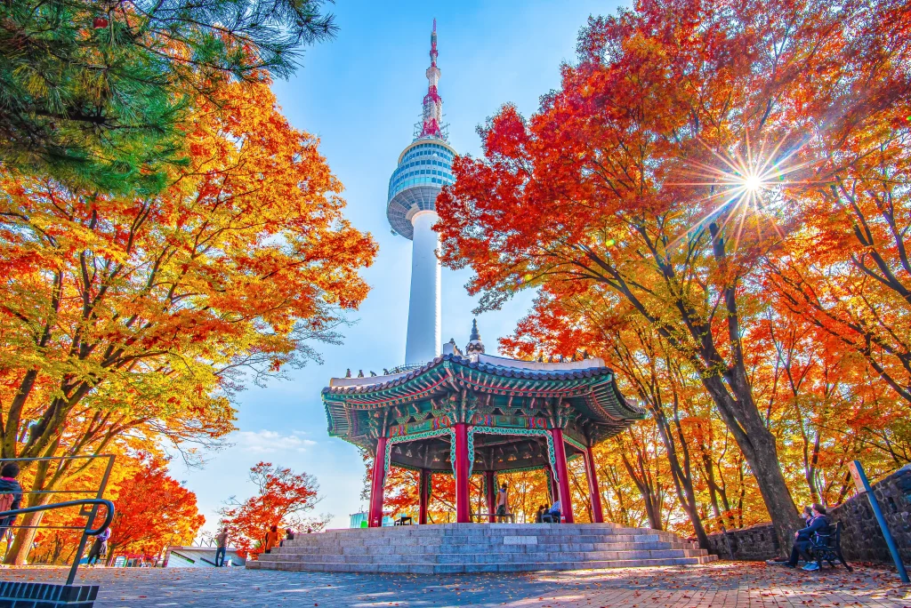 Que ver en Seúl - A COREA 14 Namsan Seoul Tower y pabellón durante el otoño