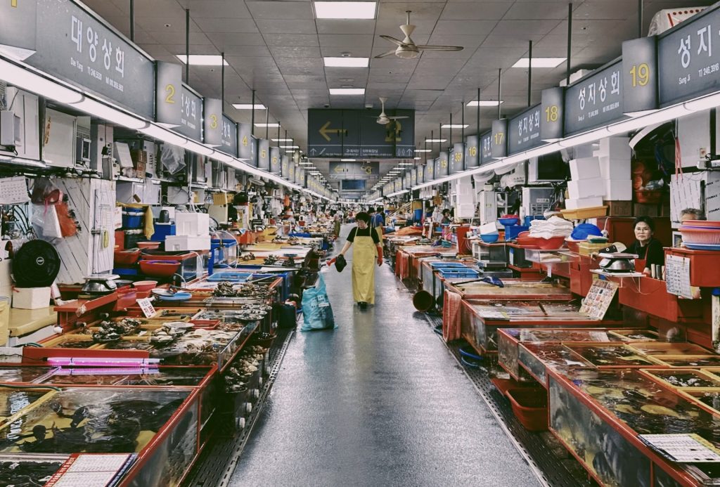 Hileras de puestos en el mercado Jagalchi.