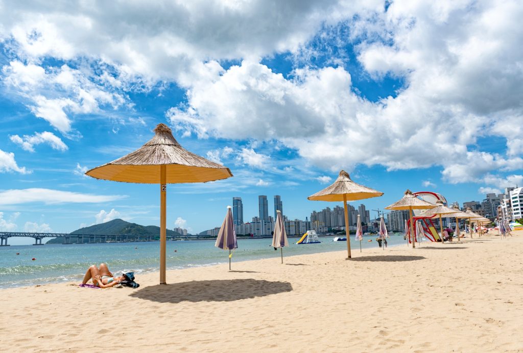 Playa con sombrillas en Gwangalli.