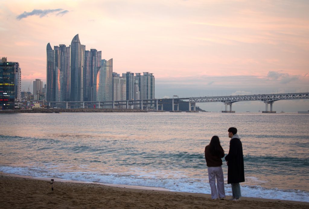 Pareja observa el atardecer en Gwangalli.