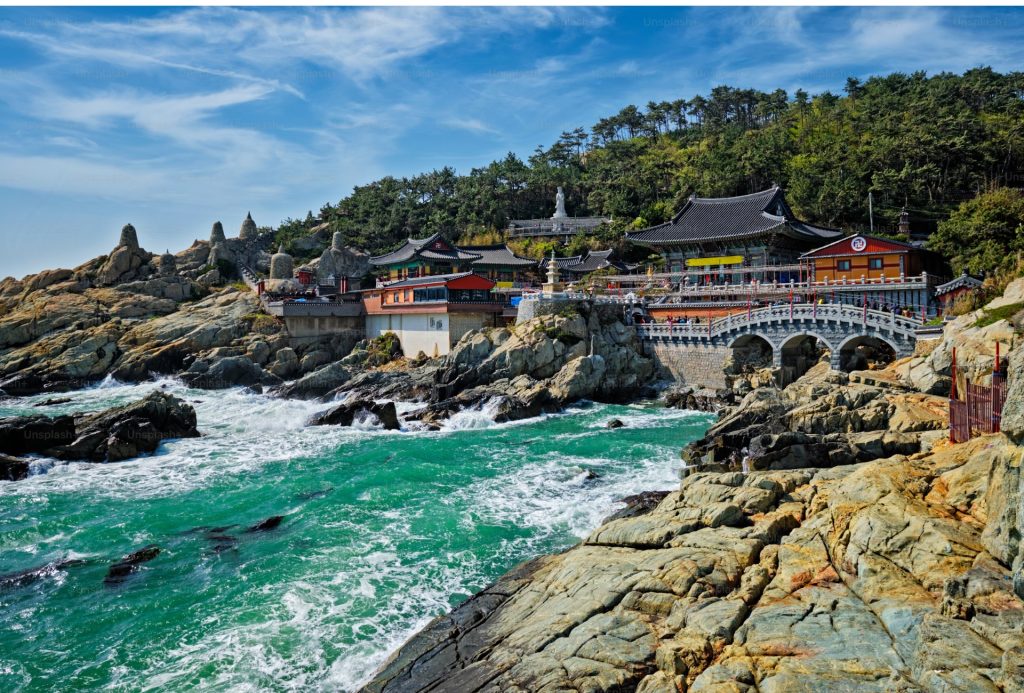 El templo Haedong Yonggungsa junto al mar.