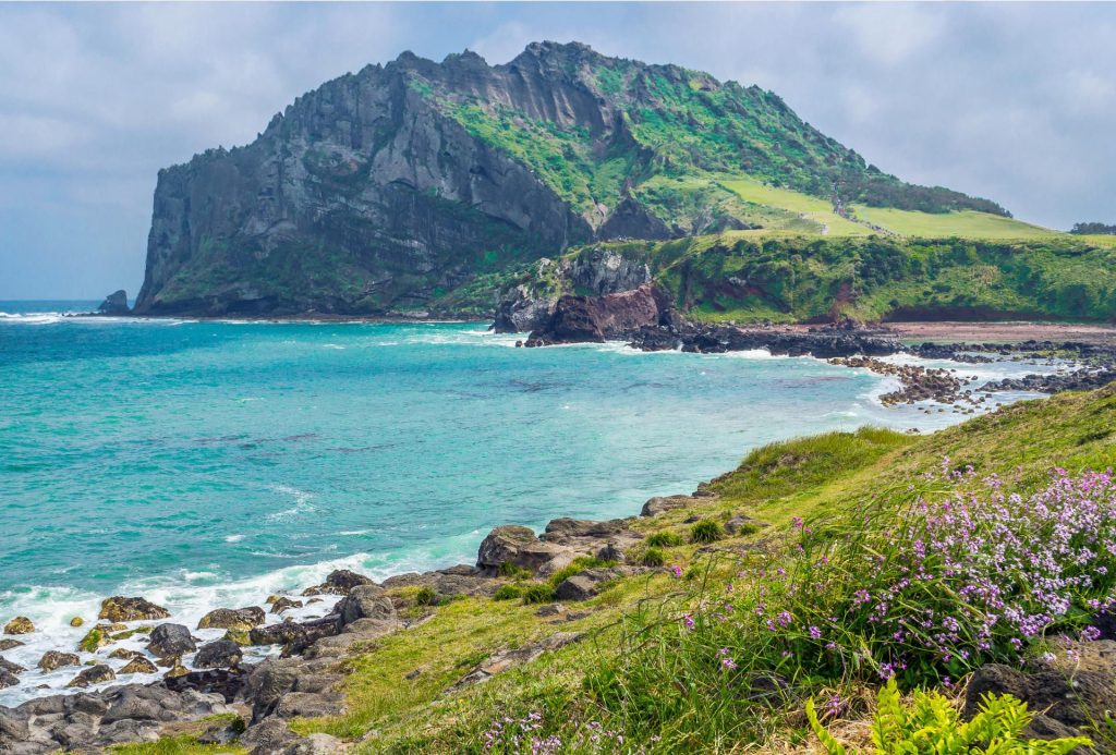 Vistas de la costa de Jeju. La costa de la isla de Jeju.