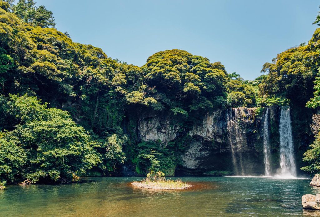 Cascadas de Cheonjiyeon. Vegetación y cascadas de Cheonjiyeon.