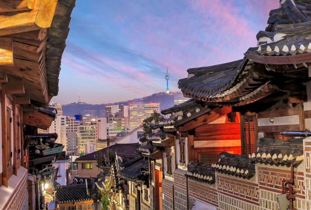 Atardecer en Bukchon Hanok Village. Atardecer en Bukchon Hanok Village