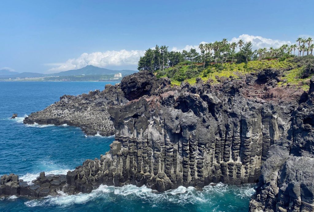 Los acantilados de Jusangjeolli. Formaciones hexagonales en los acantilados de Jusangjeolli.