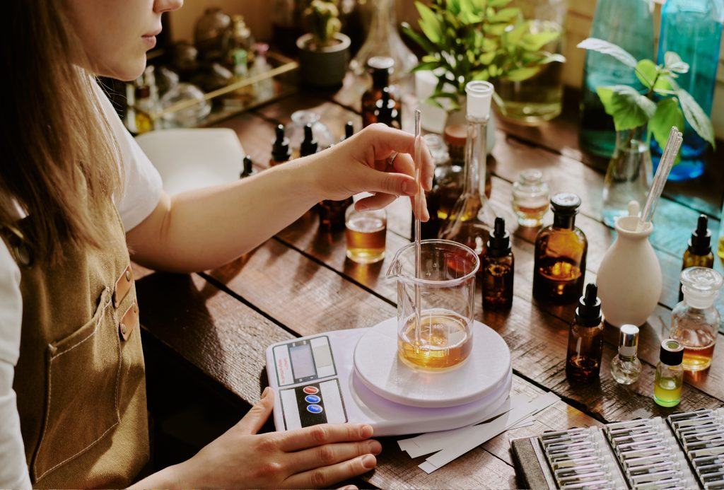 Elaboración de perfumes artesanales. Taller de perfumes a conjunto.