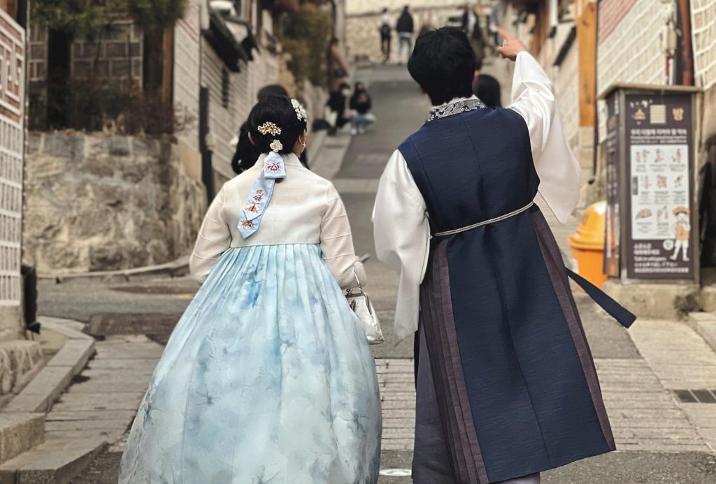 Pareja en hanbok, trajes tradicionales. Pareja vestida de hanbok en Corea.