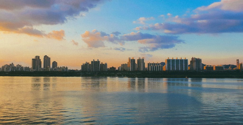 Atardecer en crucero por el río Han. Atardecer en el río Han de Seúl.