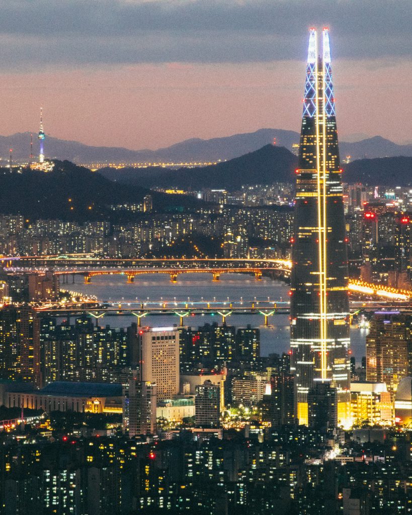 Vista nocturna de la Lotte World Tower La Lotte World Tower y vistas nocturnas de Seúl.