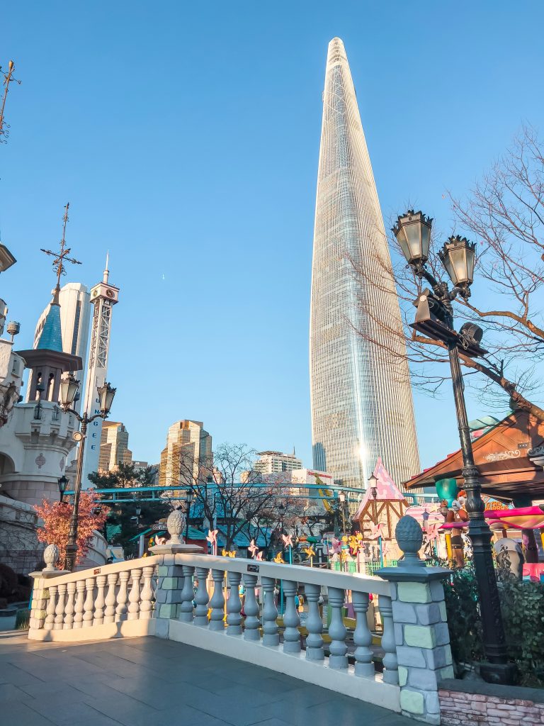 Vista diurna de la Lotte Tower. La Lotte Tower de día, Lotte Park.